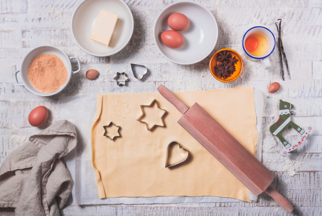 massa de pao para preparar biscoitos com ovos e tigelas